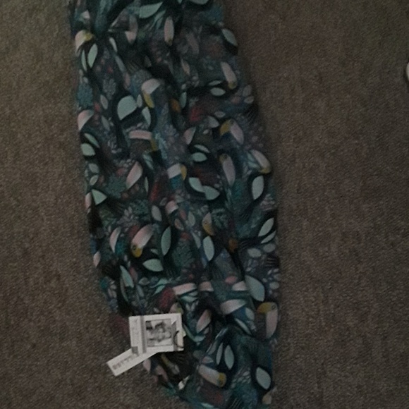 Scarf - Picture 1 of 3